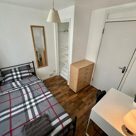Whitechapel Station Rooms Londra Esterno foto