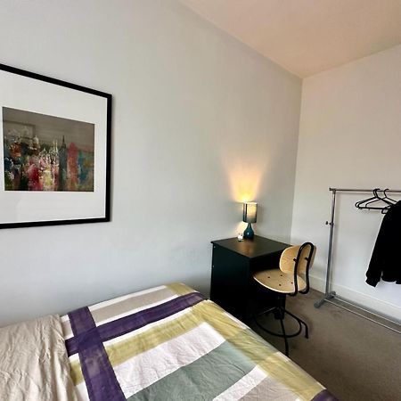 Whitechapel Station Rooms Londra Esterno foto