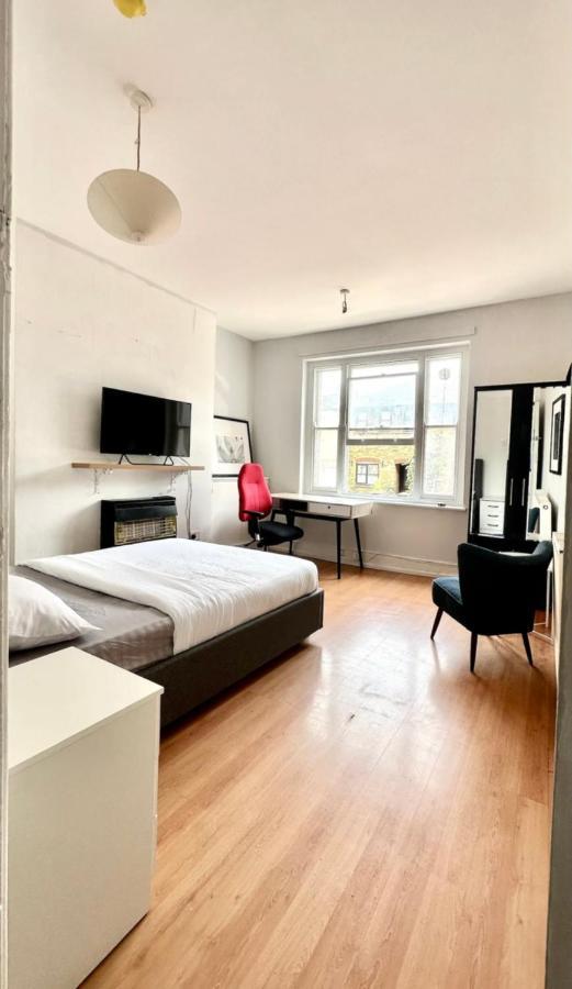 Whitechapel Station Rooms Londra Esterno foto