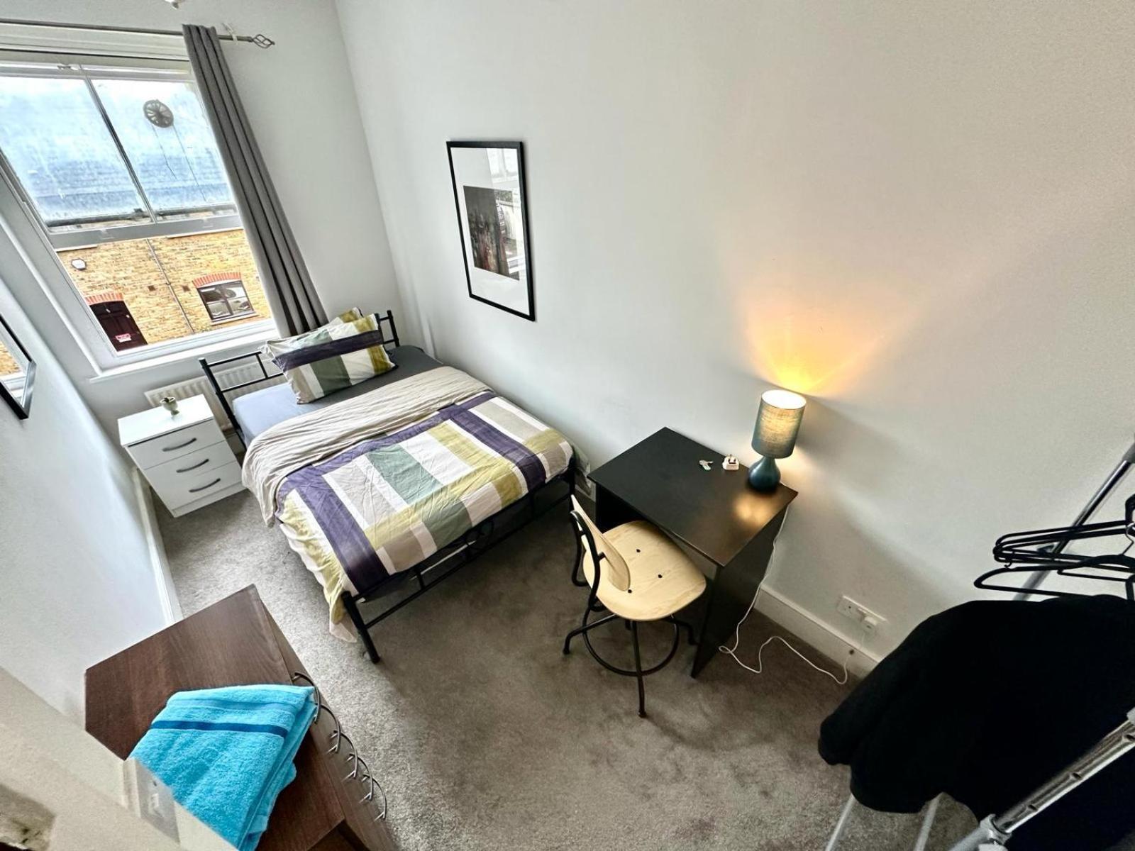 Whitechapel Station Rooms Londra Esterno foto
