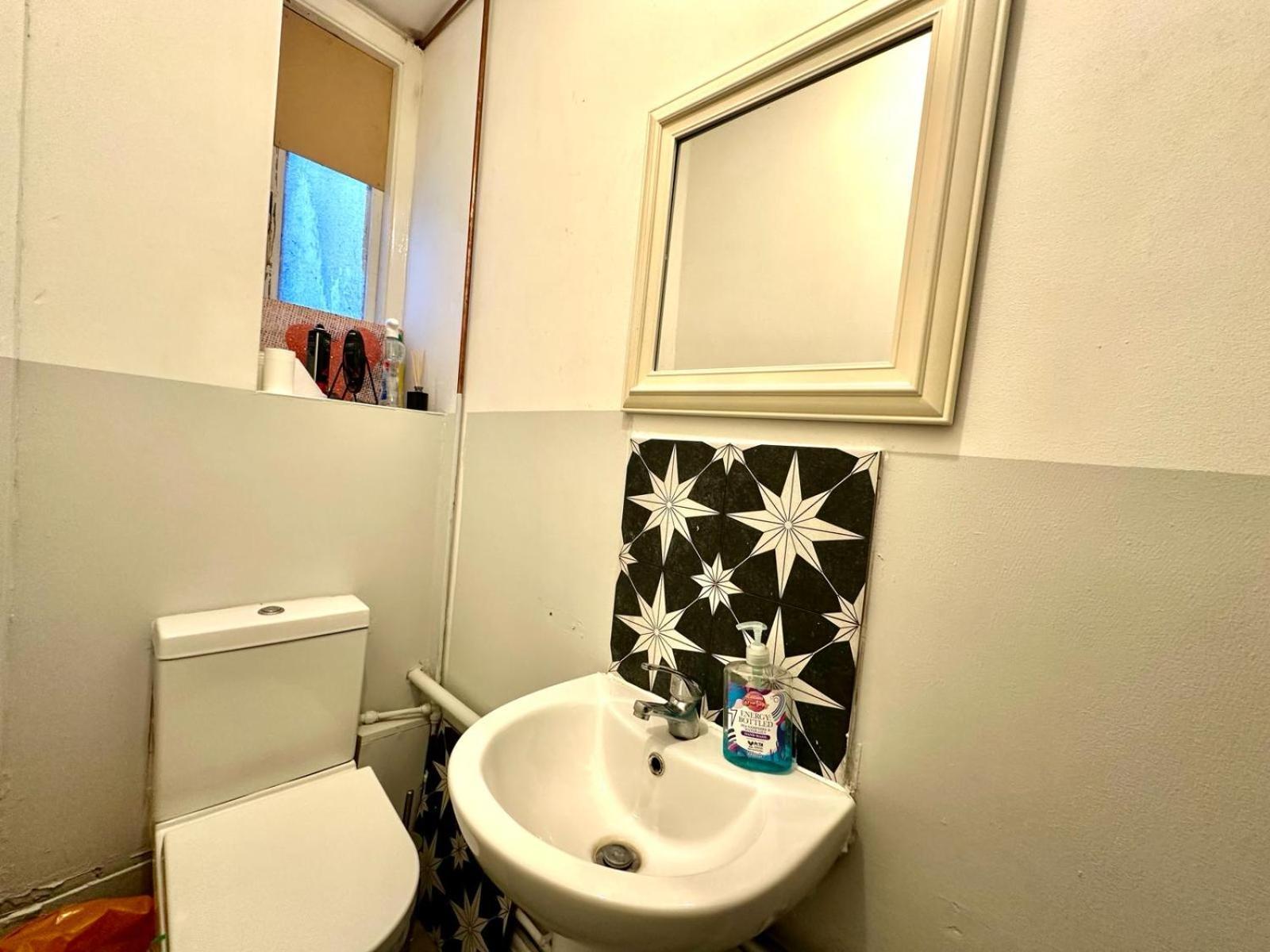 Whitechapel Station Rooms Londra Esterno foto