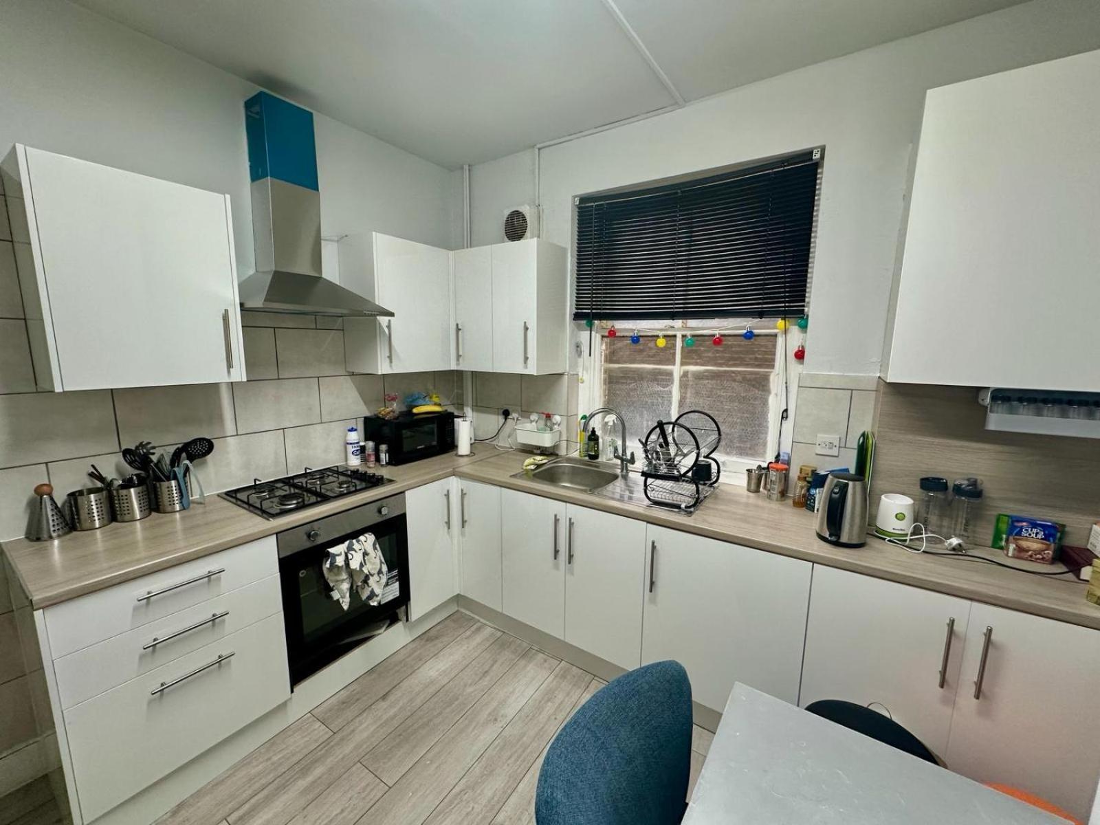 Whitechapel Station Rooms Londra Esterno foto