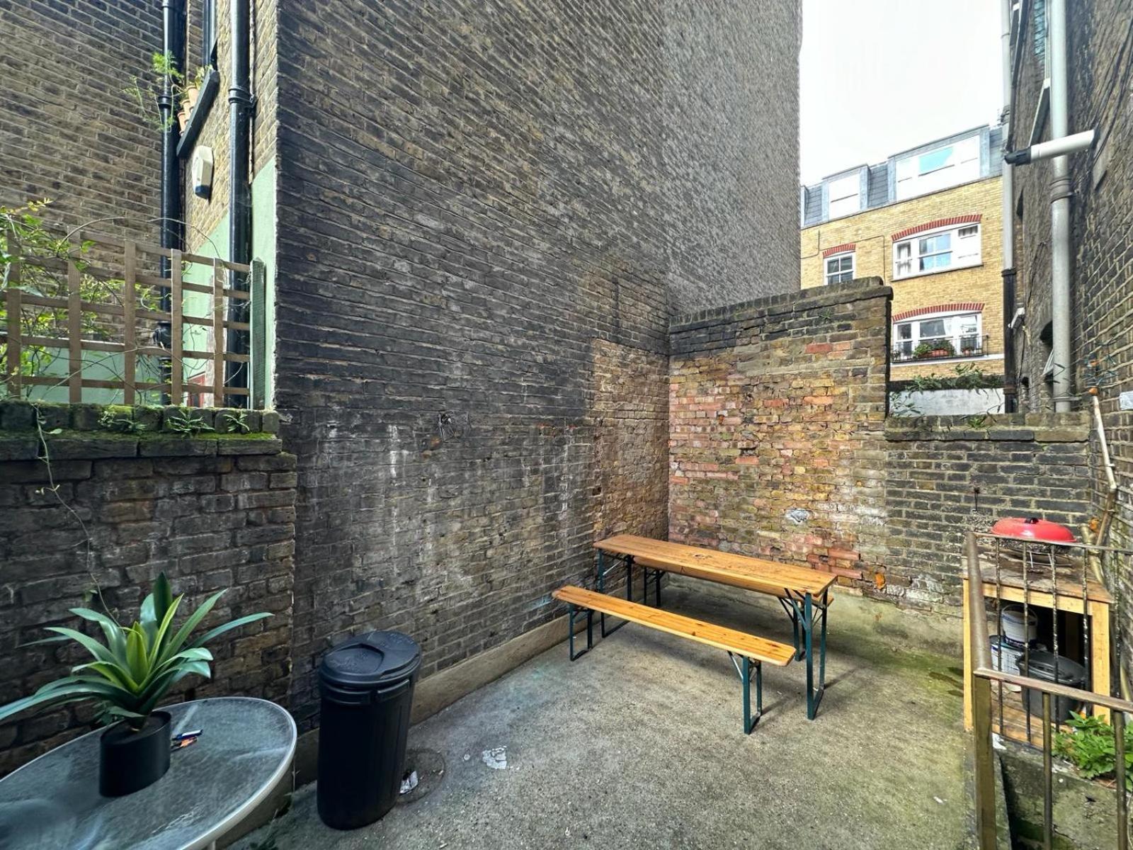 Whitechapel Station Rooms Londra Esterno foto