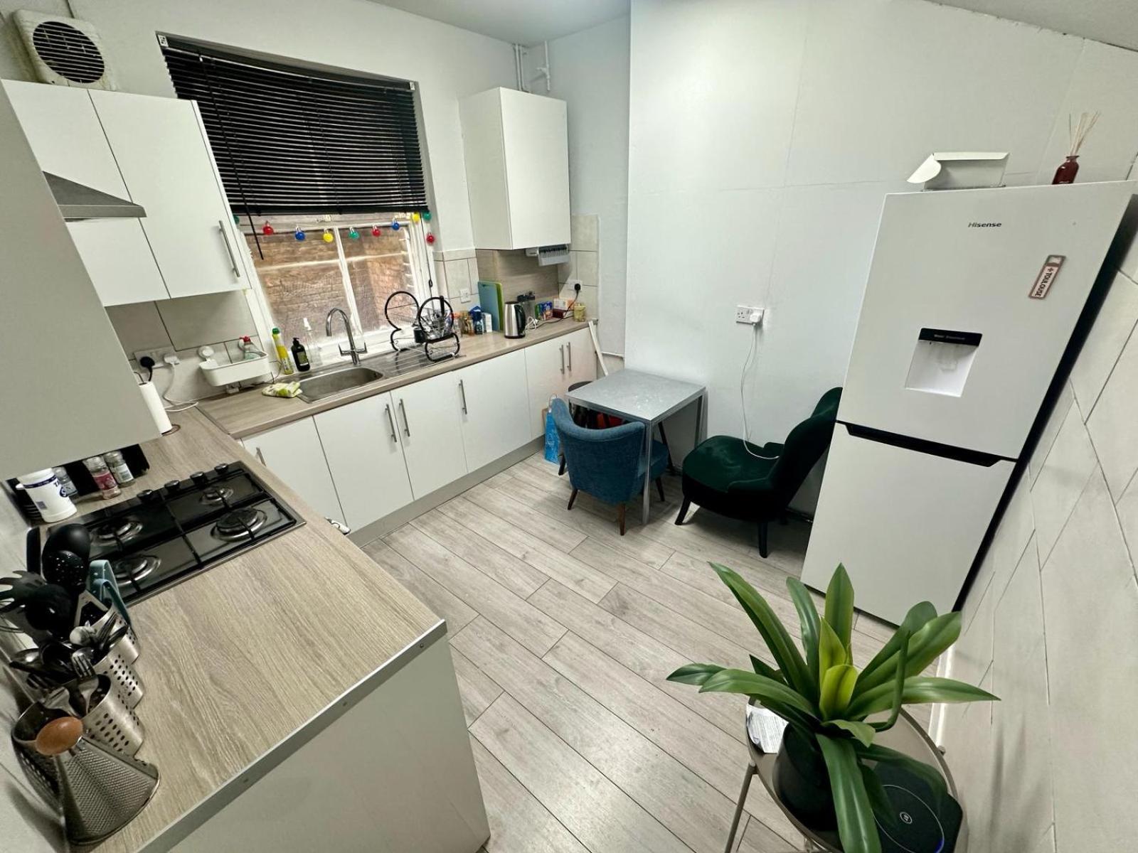 Whitechapel Station Rooms Londra Esterno foto